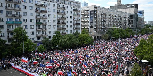 Tens of thousands turn out for rival rallies for Polish presidency candidates
