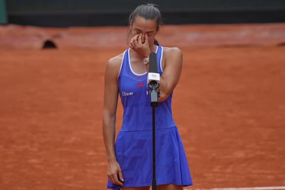 Les adieux émus de Caroline Garcia à Roland-Garros, lors de son élimination dès le premier tour des Internationaux de France de tennis, le 26 mai 2025.