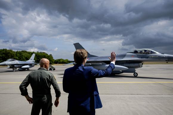 Ruben Brekelmans, le ministre de la défense néerlandais, devant les derniers chasseurs F-16 envoyés par les Pays-Bas en Ukraine, à Volkel, le 26 mai 2025.