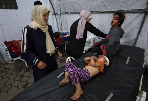 Des blessés Palestiniens sont pris en charge à l’hôpital Al-Ahli Arabi après des frappes israéliennes, dans la ville de Gaza, le 26 mai 2025.