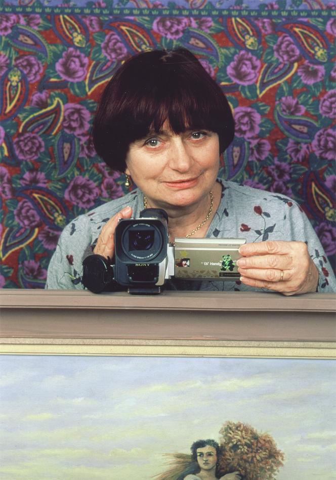 Agnès Varda munie d’une minicaméra numérique sur le tournage des « Glaneurs et la Glaneuse », à la fin des années 1990.