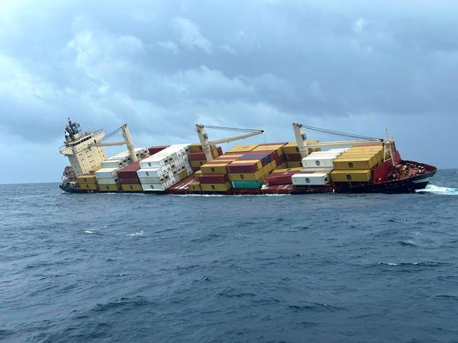 Sur cette photo diffusée par les garde-côtes indiens, le « MSC Elsa 3 » coule au large de la côte sud de l’Inde, le 25 mai 2025.