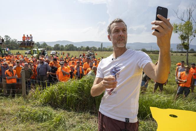 Pierre Rigaux, militant pour l’écologie, la cause animale et l’abolition de la chasse, lors de l’université d’été de Révolution écologique pour le vivant, le 24 août 2024. Des chasseurs sont venus perturber l’événement, malgré la mobilisation de la gendarmerie.