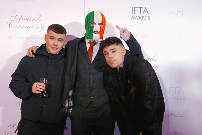 De gauche à droite, Mo Chara, DJ Próvaí et Móglaí Bap, du trio Kneecap, à l’Irish Film and Television Academy Awards, le 14 février.