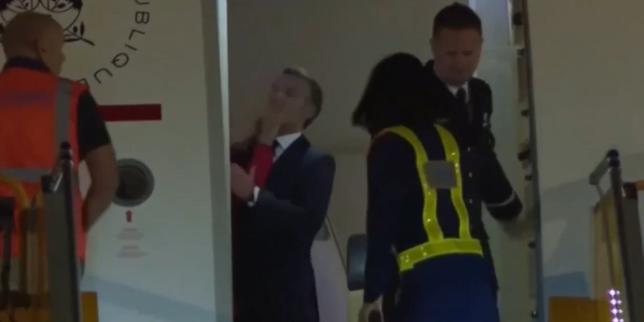 L’entourage d’Emmanuel Macron dément qu’il a été giflé par sa femme, Brigitte, au Vietnam, évoquant une simple « chamaillerie » et un « moment de complicité »