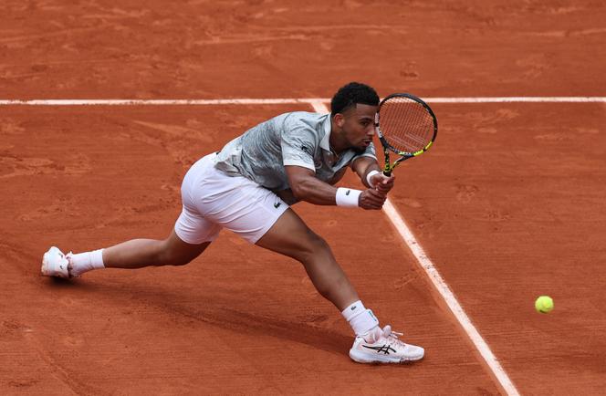 Arthur Fils, lors de son match du premier tour contre ke Chilien Nicolas Jarry, à Roland-Garros, à Paris, le 26 mai 2025. 