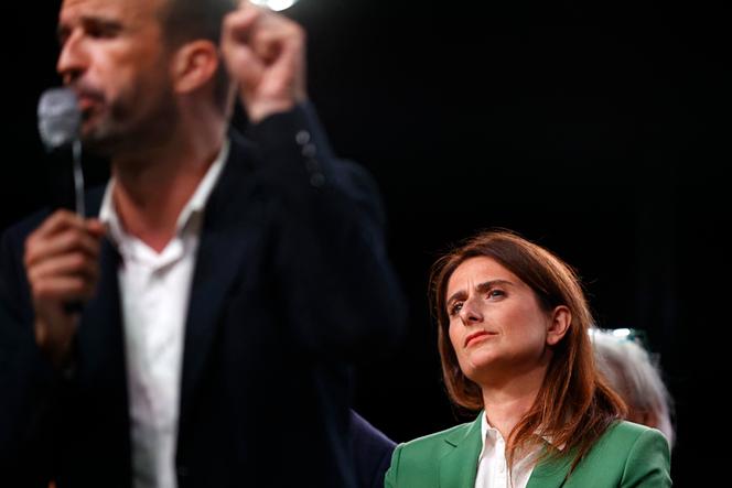 La secrétaire nationale des Ecologistes Marine Tondelier écoute le discours du coordinateur national de La France insoumise, Manuel Bompard, lors d’un rassemblement du Nouveau Front populaire, à Paris, le 30 juin 2024.