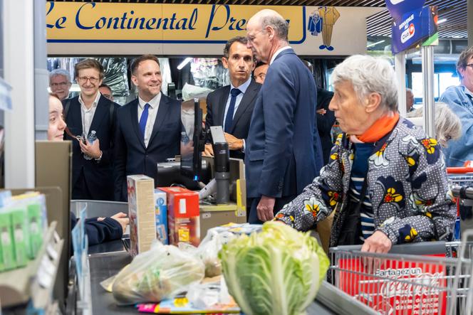 Le PDG de Carrefour, Alexandre Bompard (au centre, de face), et le ministre de l’économie, Eric Lombard (au centre, de profil), rencontrent des employés et des clients à la caisse d’un supermarché Carrefour, à L’Haÿ-les-Roses (Val-de-Marne), le 16 mai 2025.