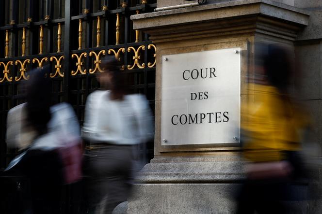 Devant la Cour des comptes, à Paris, le 19 mars 2025.