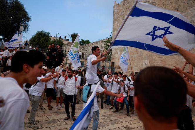 Os jovens israelenses comemoraram o aniversário de Jerusalém Oriental em 1967 pelo exército israelense durante a guerra de seis dias, na cidade velha de Jerusalém em 26 de maio de 2025.
