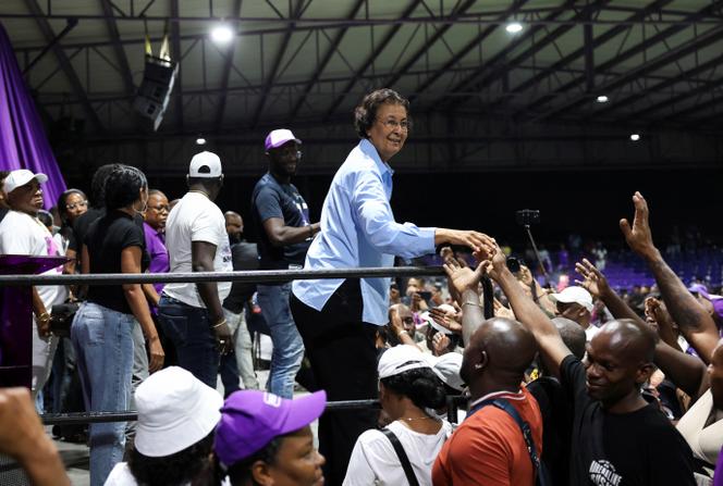 La cheffe de l’opposition du Suriname, Jennifer Geerlings-Simons, du Parti national démocratique (NDP), avec ses partisans après les législatives, à Paramaribo, au Suriname, le 26 mai 2025.