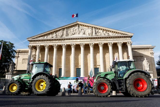 Des centaines de tracteurs venus de toute la France sont garés devant l’Assemblée nationale, le 26 mai 2025.