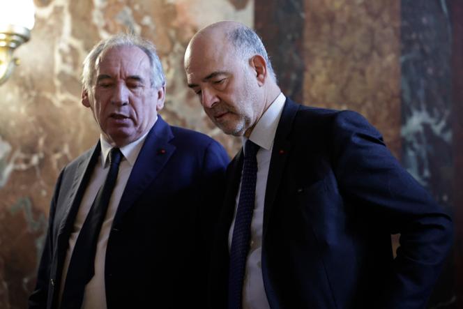 Le premier ministre, François Bayrou (à gauche), et le premier président de la Cour des comptes, Pierre Moscovici, à Matignon, le 20 février 2025.