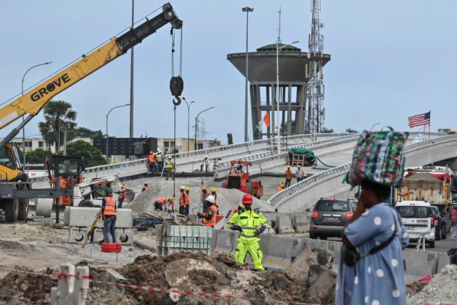 Vue générale du chantier de construction d’un pont dans le cadre d’un échangeur, financé par le Millennium Challenge Corporation, dans le quartier de Koumassi, à Abidjan, le 3 mai 2025.
