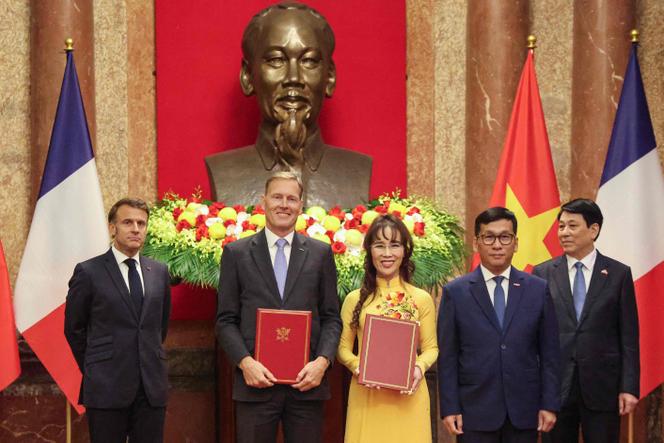 (De gauche à droite) Le président français, Emmanuel Macron, le vice-président exécutif international d’Airbus, Wouter van Wersch, la présidente de la compagnie Vietjet, Nguyen Thi Phuong Thao, le PDG de la compagnie aérienne, Dinh Viet Phuong, et le président vietnamien, Luong Cuong, au palais présidentiel vietnamien, à Hanoï, le 26 mai 2025.