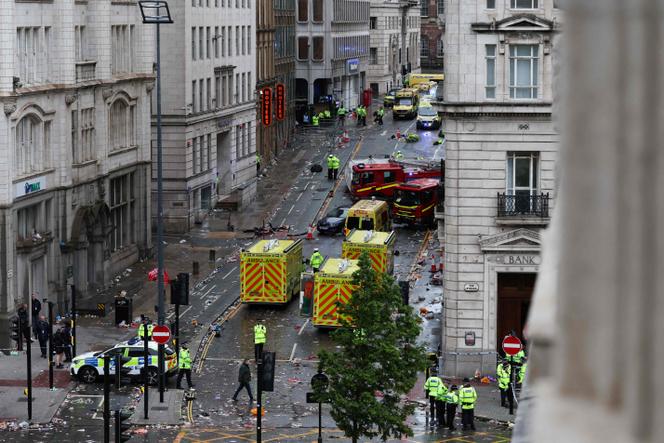 Des policiers sur les lieux où une voiture a fauché des piétons, en marge du défilé de la victoire du Liverpool FC en Premier League, à Liverpool, dans le nord-ouest de l’Angleterre, le 26 mai 2025.