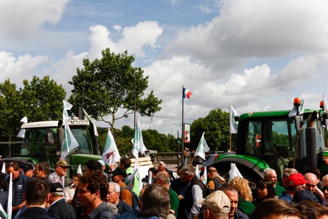 Manifestation d’agriculteurs pour l’adoption de la « loi Duplomb », à Paris, le 26 mai 2025.