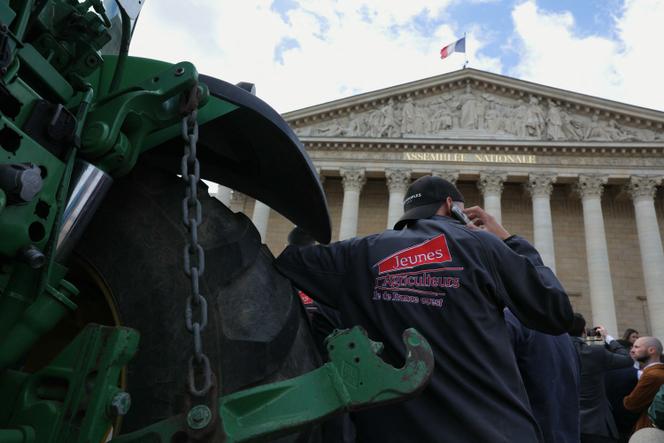 Manifestation d’agriculteurs devant l’Assemblée nationale, en soutien à la proposition de loi Duplomb, à Paris, le 26 mai 2025.