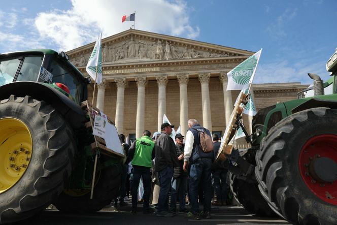 Des agriculteurs manifestent devant l’Assemblée nationale en faveur de la loi « Duplomb », lundi 26 mai 2025.