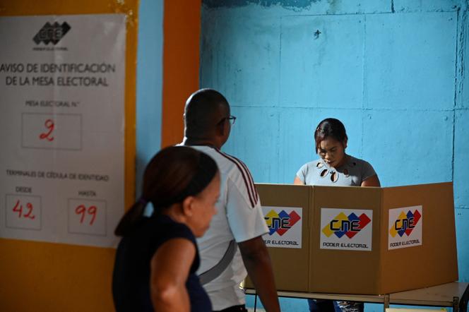 Uma pessoa votou durante as eleições legislativas, em Caracas, Venezuela, em 25 de maio de 2025.