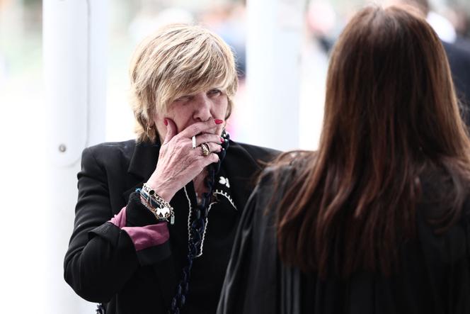 Michèle, dite « Mimi », Marchand parle avec son avocate au tribunal de Paris le 26 mai 2025.