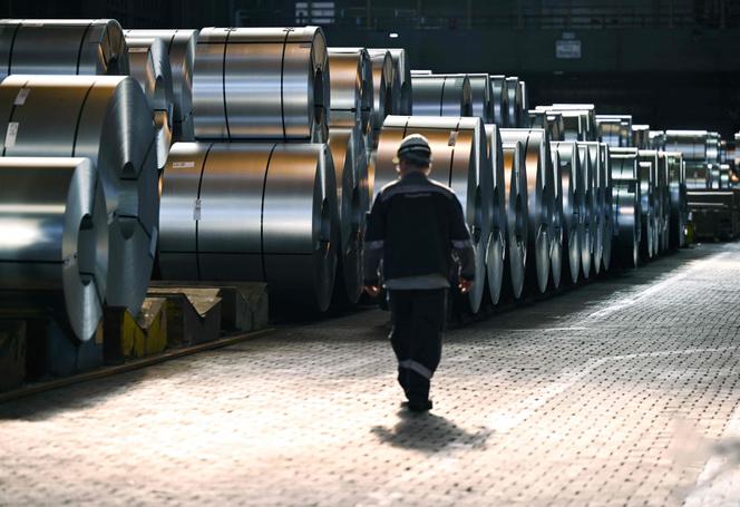 Un employé passe devant des bobines dans l’usine du géant industriel allemand Thyssenkrupp,  à Duisbourg (Allemagne), le 20 mars 2025.