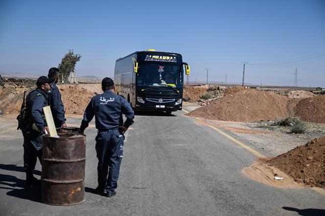 Des policiers druzes, rattachés au ministère de l’intérieur de Damas, tiennent un point de contrôle à l’entrée de la province de Souweida (Syrie), le 8 mai 2025.
