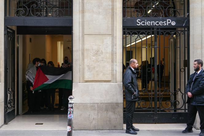 La proposition de loi visant à lutter contre l’antisémitisme à l’université a été déposée à la suite des accusations d’antisémitisme dans le cadre d’une manifestation contre la guerre à Gaza, à Sciences Po Paris, le 9 octobre 2024.