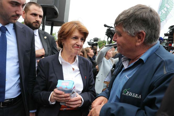 La ministre de l’agriculture, Annie Genevard, rencontre un agriculteur lors d’une manifestation de la FNSEA et des Jeunes Agriculteurs (JA) devant l’Assemblée nationale à Paris, le 26 mai 2025.