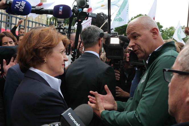 La ministre de l’agriculture Annie Genevard s’entretient avec le président de la FNSEA Arnaud Rousseau, devant les caméras, lors d’une manifestation organisée devant l’Assemblée nationale, le 26 mai 2025.