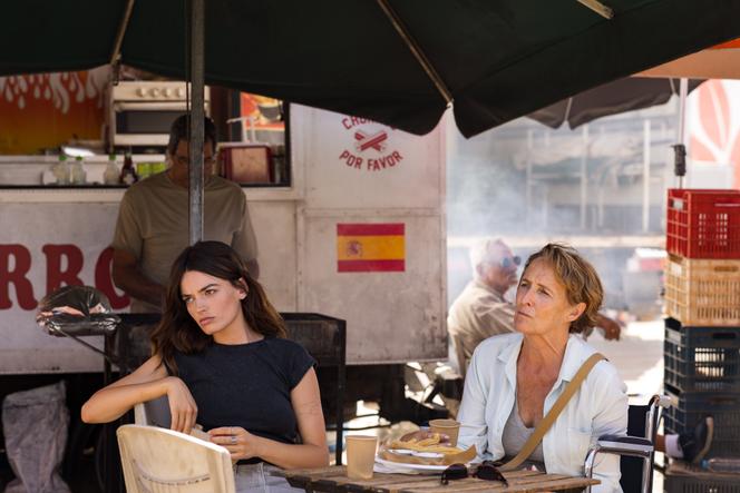 Emma Mackey (Sofia) e Fiona Shaw (Rose), em