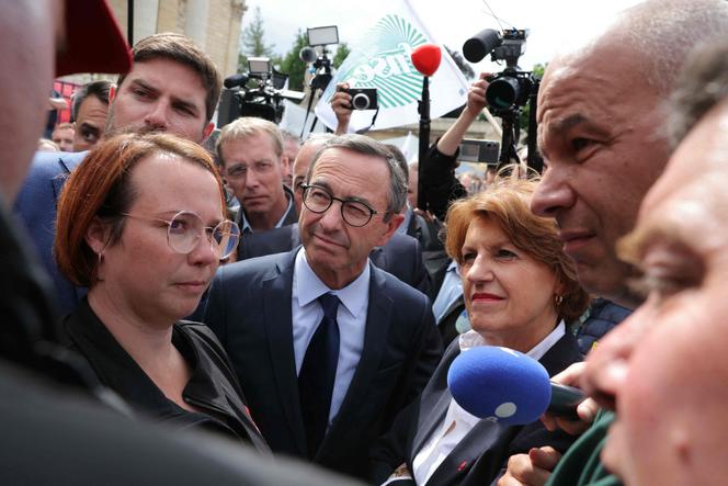 Le ministre de l’intérieur, Bruno Retailleau (au centre), et la ministre de l’agriculture, Annie Genevard (à droite), discutent avec le président de la FNSEA, Arnaud Rousseau (tout à droite), lors d’une manifestation devant l’Assemblée nationale pour l’adoption de la « loi Duplomb », le 26 mai 2025.