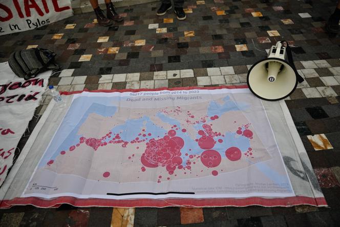 Une carte des naufrages de migrants déployée lors d’une manifestation de soutien aux victimes sur laquelle est écrite « Pylos était un meurtre de masse perpétré par l’Etat grec et l’Union européenne ». A Athènes, le 28 juin 2023.