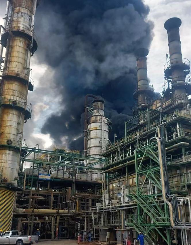 Photo diffusée par les pompiers d’Esmeraldas montrant un nuage de fumée lors d’un incendie à la raffinerie de pétrole de la ville, en Equateur, le 26 mai 2025.