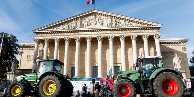 Des centaines de tracteurs devant l’Assemblée nationale pour se rappeler aux députés qui examinent la proposition de loi « Duplomb » thumbnail