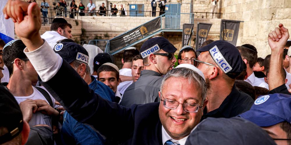 Le ministre israélien de la sécurité nationale et homme politique d’extrême droite Itamar Ben-Gvir, entouré de policiers israéliens, devant la porte de Damas de la vieille ville fortifiée de Jérusalem, le 26 mai 2025. - MENAHEM KAHANA / AFP
