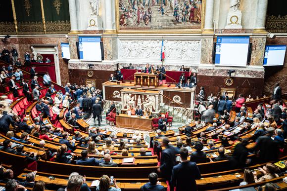 O relator geral, Olivier Falorni, fala no final da votação no projeto de lei relacionado ao direito de ajudar a morrer, na Assembléia Nacional, em Paris, 27 de maio de 2025.