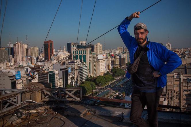 Théo Clerc, street-artiste et peintre français sur le toit de l’Avenida 9 de Julio, à Buenos Aires, en 2024. 