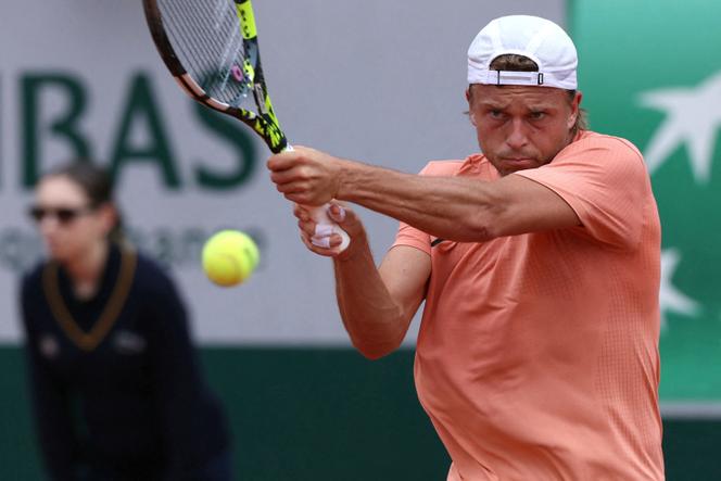 Alexandre Müller contre Jakub Mensik lors de la troisième journée du tournoi de tennis de Roland-Garros à Paris, le 27 mai 2025.
