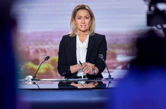 Anne-Sophie Lapix sur le plateau du « 20 heures » de France 2, à Paris, le 25 janvier 2022.