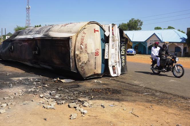 La carcasse d’un camion-citerne dont l’explosion a tué près de 150 personnes à Majiya, dans l’Etat de Jigawa (Nigeria), le 16 octobre 2024.