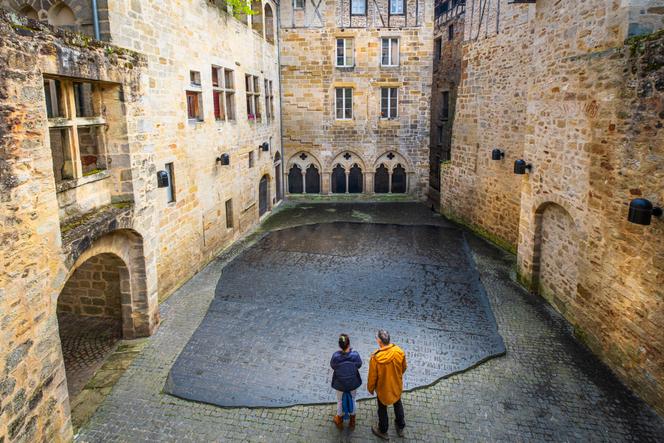 La place des Ecritures, dans la cour médiévale du Musée Champollion, avec la reproduction au sol de la pierre de Rosette, œuvre de l’artiste Joseph Kosuth.
