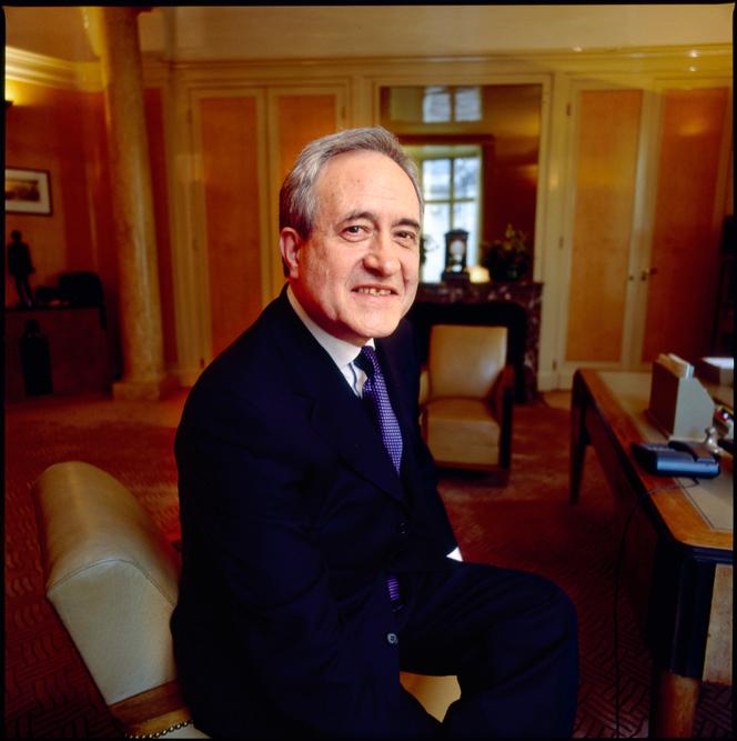 Jean Tiberi, dans son bureau, à la mairie du 5ᵉ arrondissement de Paris, en 2002.