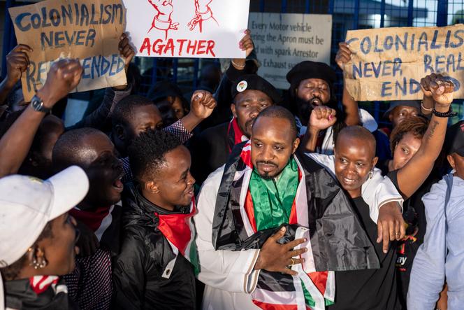 Le journaliste et militant des droits humains kenyan Boniface Mwangi (au centre) est accueilli par un comité de partisans et militants après avoir été libéré par les autorités tanzaniennes, à l’aéroport Wilson de Nairobi, le 22 mai 2025. 
