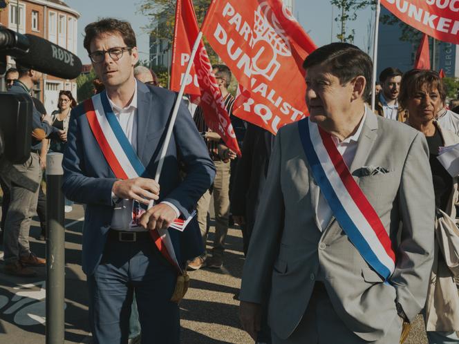 Nicolas Mayer-Rossignol (gauche), lors de la manifestation du 1ᵉʳ-Mai, à Dunkerque (Nord).