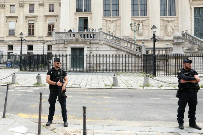 Des forces de l’ordre montent la garde près de l’entrée de la cour d’assises de Paris, le 13 mai 2025.