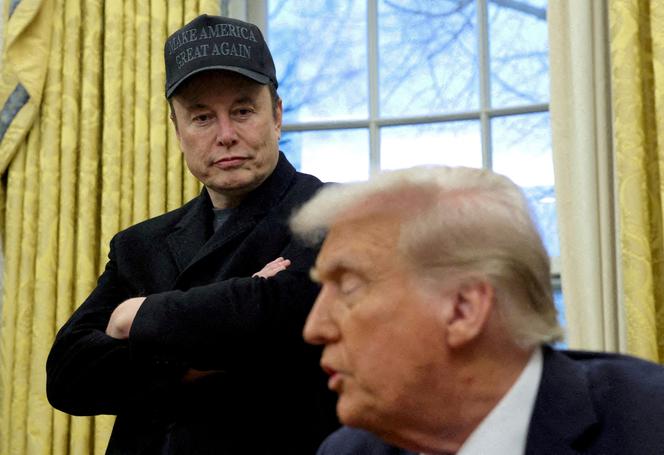 Elon Musk derrière le président américain, Donald Trump, dans le bureau Ovale, à la Maison Blanche, à Washington, le 11 février 2025. 