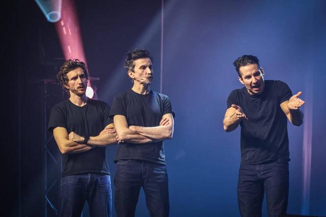 Le Trio, avec Baptiste Lecaplain, Arnaud Tsamère et Jérémy Ferrari, sur la scène du Forum, à Liège, en février 2025.