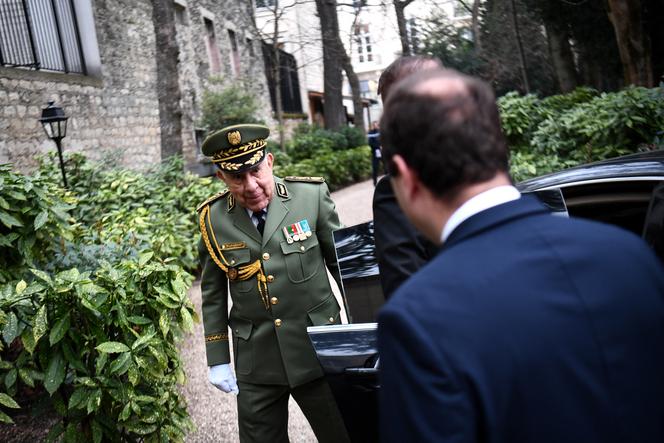 Le chef d’état-major algérien, Saïd Chengriha, arrive pour une visite officielle au ministère des Armées français, à Paris, le 24 janvier 2023.