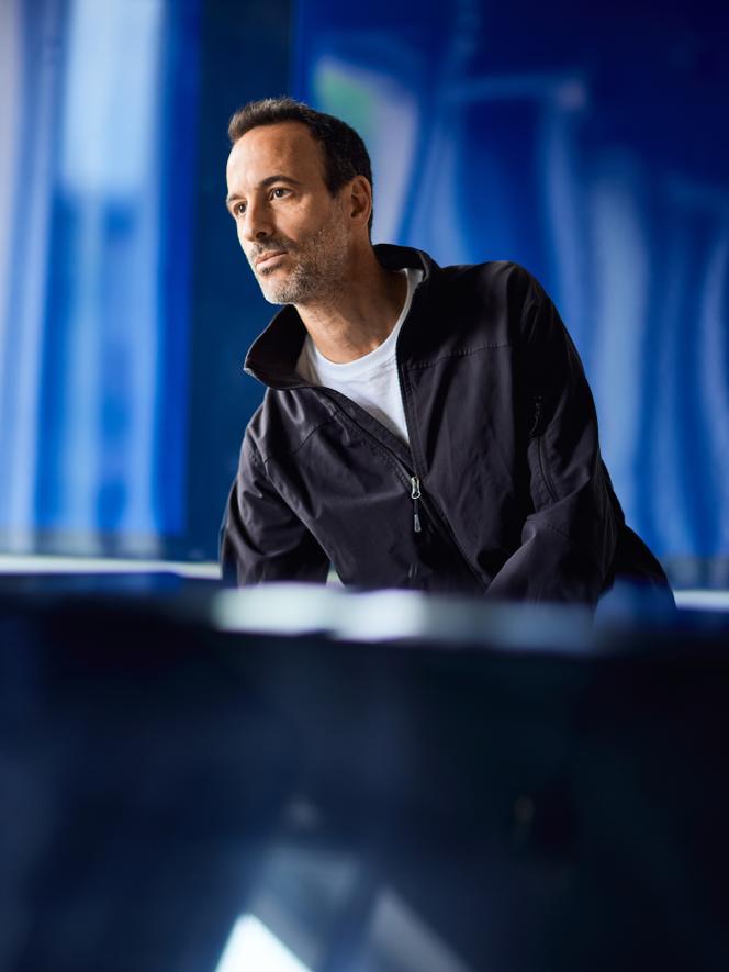 Hofesh Shechter, danseur et chorégraphe israélien, au bar Les Nautes, à Paris, le 21 mai 2025.